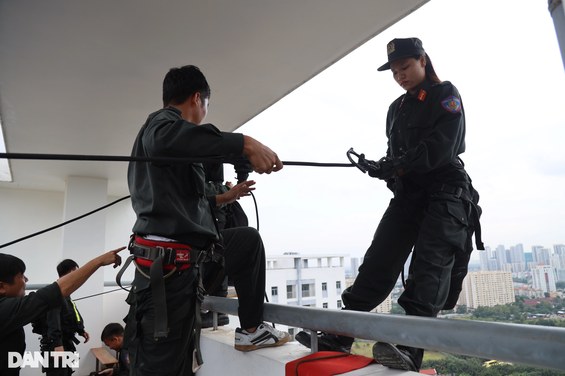 Nữ cảnh sát đặc nhiệm đu dây giữa trời, dùng yết hầu bẻ cong thanh sắt - 6 Nữ cảnh sát đặc nhiệm đu dây giữa trời, dùng yết hầu bẻ cong thanh sắt - 6