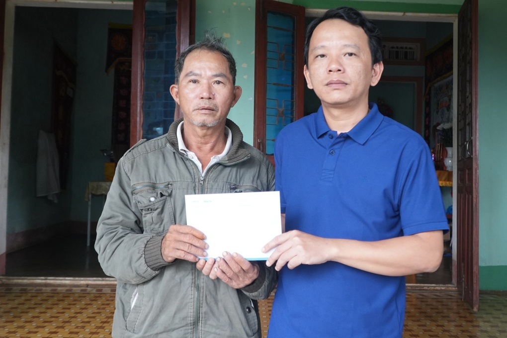 Năm ngày vượt biển về nhà, người đàn ông khóc nghẹn bên mộ vợ - 4 Năm ngày vượt biển về nhà, người đàn ông khóc nghẹn bên mộ vợ - 4