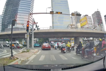 Đèn xanh còn 40 giây nhảy sang đỏ do lỗi kỹ thuật, tài xế không lo bị phạt