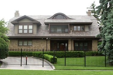 Tỷ phú Warren Buffett sống trong căn nhà chỉ chiếm 0,001% khối tài sản