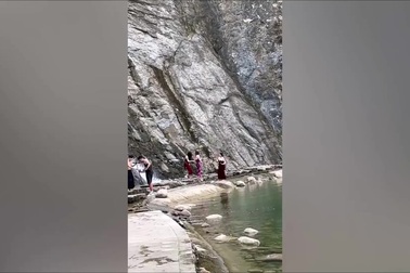 3 cô gái thoát chết may mắn khi đứng chụp ảnh dưới chân thác nước