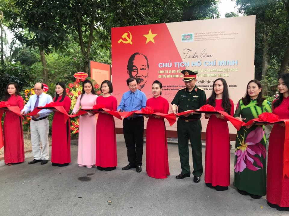 Trưng bày 250 bức ảnh tư liệu về cuộc đời - sự nghiệp Chủ tịch Hồ Chí Minh - 1 Trưng bày 250 bức ảnh tư liệu về cuộc đời - sự nghiệp Chủ tịch Hồ Chí Minh - 1
