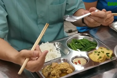 Bộ trưởng Lao động ăn cơm trưa giá 15.000 đồng với công nhân may