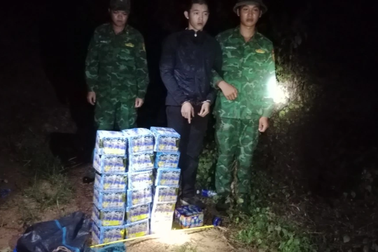 Thanh niên gùi 30kg pháo lậu để nhận 100.000 đồng tiền công