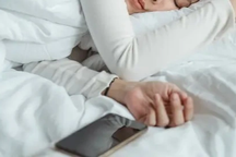 Thiếu nữ bị điện giật tử vong vì ngủ cạnh smartphone đang cắm sạc