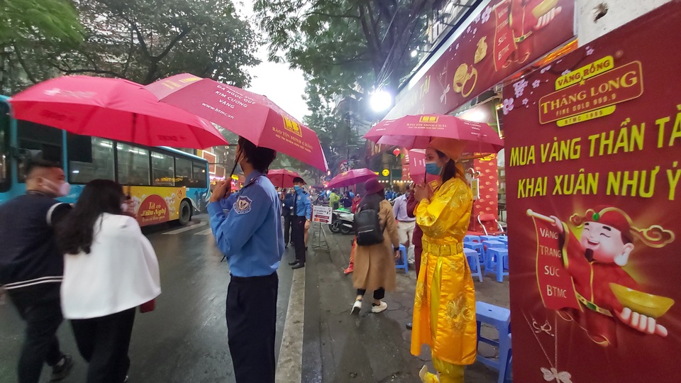 Mua vào, bán ra mất không 1 triệu đồng/lượng: Các cửa hàng vàng thưa thớt ngày vía Thần Tài - 12 Mua vào, bán ra mất không 1 triệu đồng/lượng: Các cửa hàng vàng thưa thớt ngày vía Thần Tài - 12