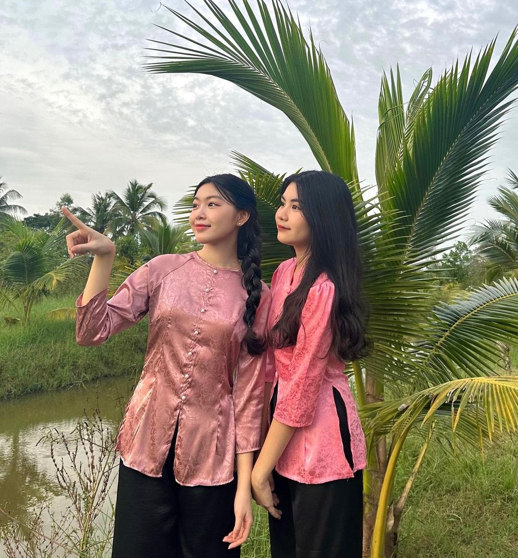 Hai con gái MC Quyền Linh thích diện váy ngắn tôn chân thon dài - 7 Hai con gái MC Quyền Linh thích diện váy ngắn tôn chân thon dài - 7