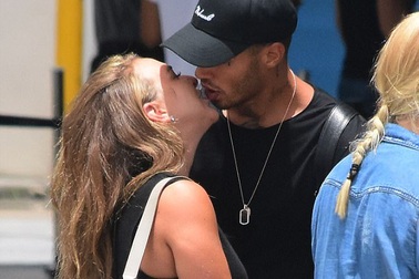 Con gái ông chủ hãng Topshop hẹn hò với “tội phạm đẹp trai” Jeremy Meeks