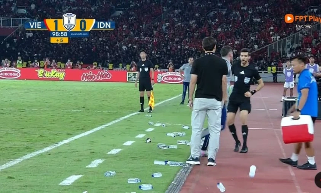 Bác sĩ U23 Việt Nam: Tôi không xếp chai nước để làm khó Indonesia - 2