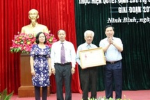 Hội Khuyến học Ninh Bình đón nhận Huân chương Lao động hạng Nhì