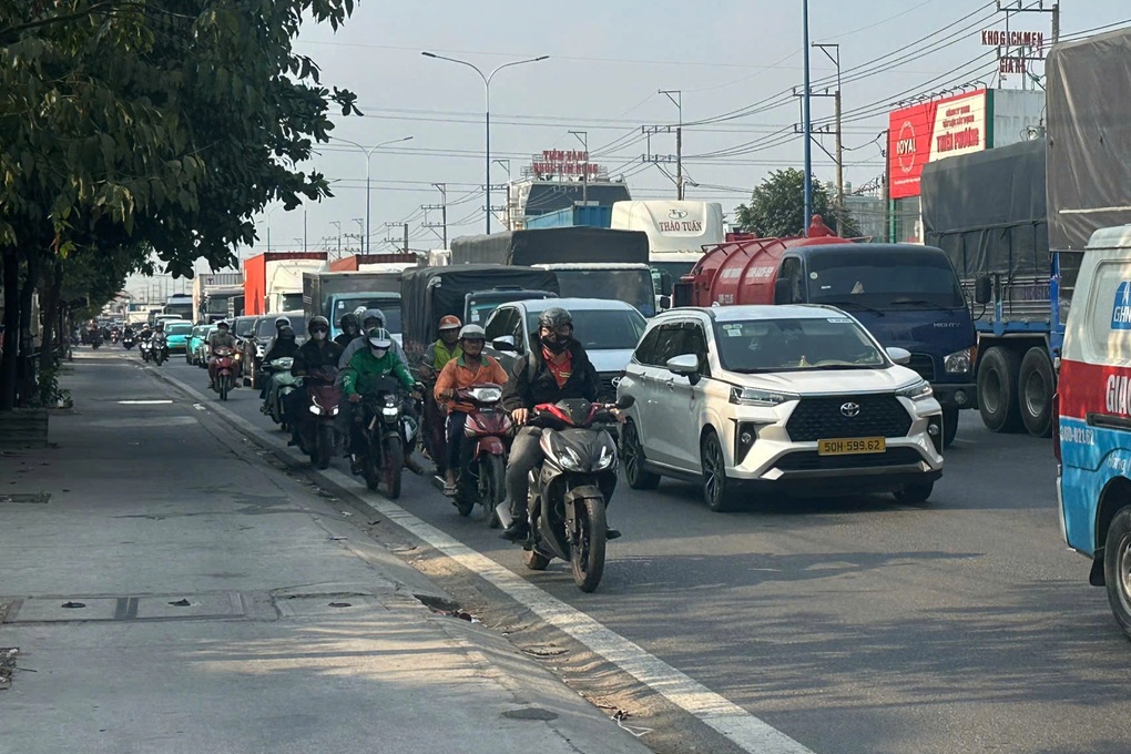 Người dân hô hoán tài xế dừng xe tải, cứu nữ công nhân bị cuốn vào gầm ô tô - 2