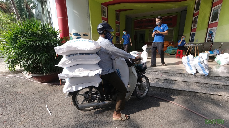 ATM gạo - Dòng chảy yêu thương trong những ngày đại dịch - 3 ATM gạo - Dòng chảy yêu thương trong những ngày đại dịch - 3