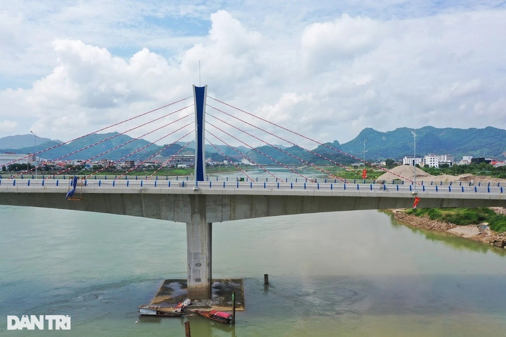 Xem hình ảnh cây cầu gần 600 tỷ đồng nối liền hai bờ sông Đà | Báo Dân trí