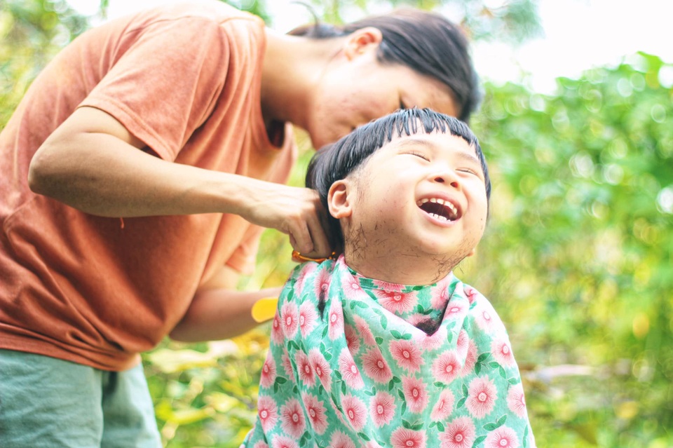 Biểu cảm cực đáng yêu của cô bé 3 tuổi cắt tóc bát úp - 3 Biểu cảm cực đáng yêu của cô bé 3 tuổi cắt tóc bát úp - 3