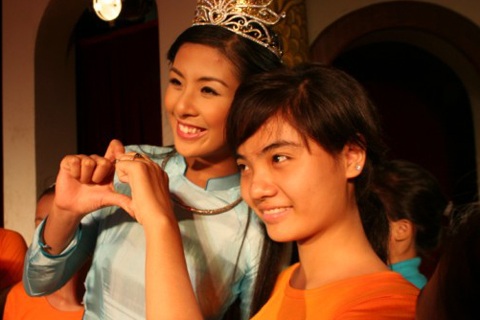 HHVN Ngọc Hân làm từ thiện ở nhà hát chèo Hà Nội 