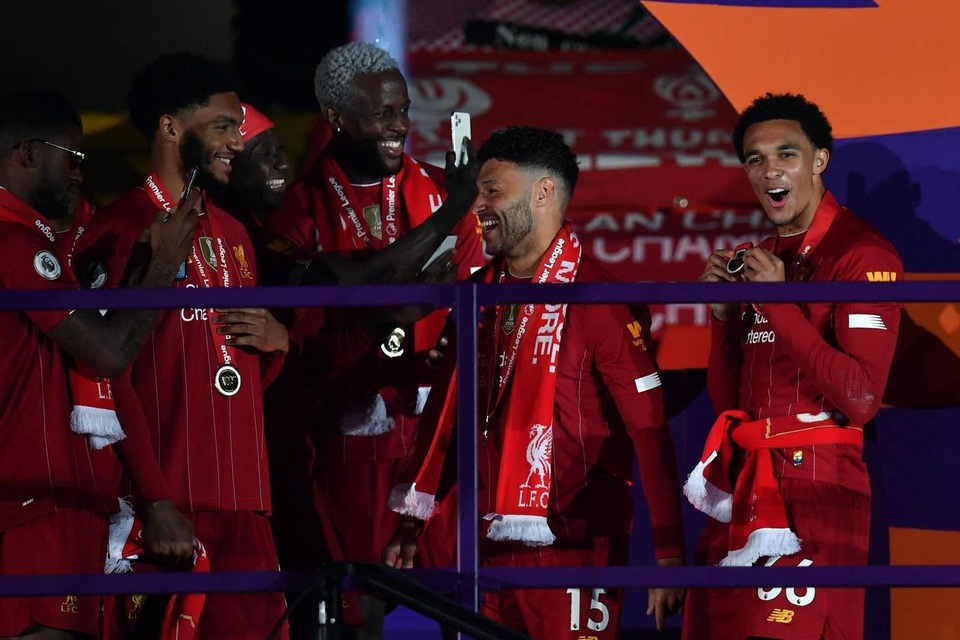 Liverpool ngập tràn hạnh phúc nhận cúp vô địch Premier League - 4 Liverpool ngập tràn hạnh phúc nhận cúp vô địch Premier League - 4