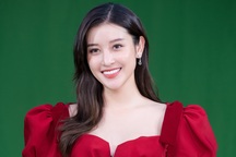 Bi hài sự cố trang phục của Á hậu Huyền My ngày đầu làm MC truyền hình