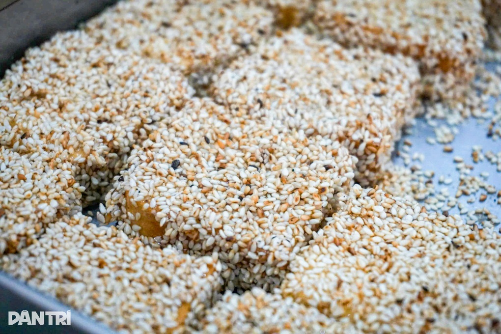 Chủ, thợ dốc sức ngày đêm làm ra bánh bảy lửa gia truyền ở Đà Nẵng - 1 Chủ, thợ dốc sức ngày đêm làm ra bánh bảy lửa gia truyền ở Đà Nẵng - 1