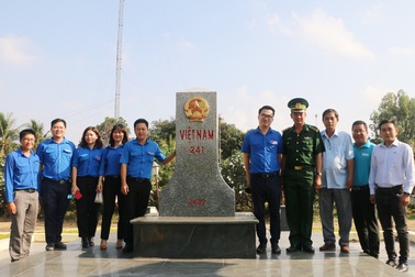 Xây dựng sân chơi, tặng hồ bơi cho trẻ em vùng biên giới