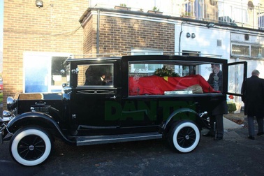 Hình ảnh về tang lễ tại Anh của phi công Việt Nam vừa tử nạn