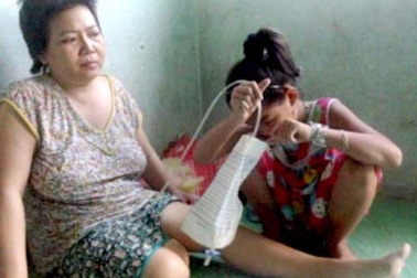 Xót thương cảnh bé lớp 4 bỏ học chăm mẹ bị ung thư