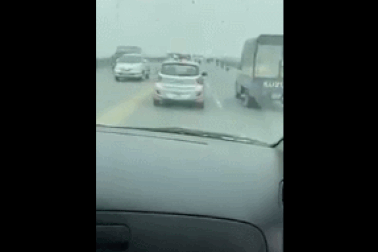 Bất chấp xe cứu thương hú còi và phát loa cảnh báo, taxi vẫn không nhường đường