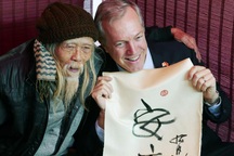 Đại sứ Mỹ tới "phố ông đồ" tập viết thư pháp đón Tết