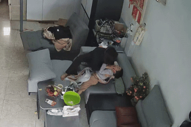 Người mẹ kể phút gào thét, cho tay vào miệng con trai co giật vì cúm A