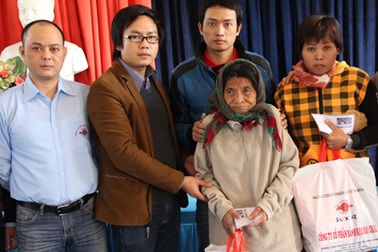 100 suất quà Tết đến bà con nghèo vùng rốn lũ