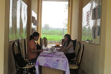 Bàn hiệu trưởng kê... ngoài hiên
