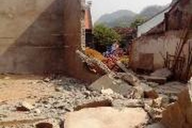 Cả bức tường đổ sập, 2 người tử nạn