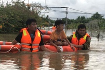 Đợt mưa hiếm gặp biến nơi khô hạn nhất nước chìm trong lũ