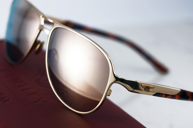 Bentley, kính số 1 thế giới ra mắt dòng titanium phủ vàng sang trọng