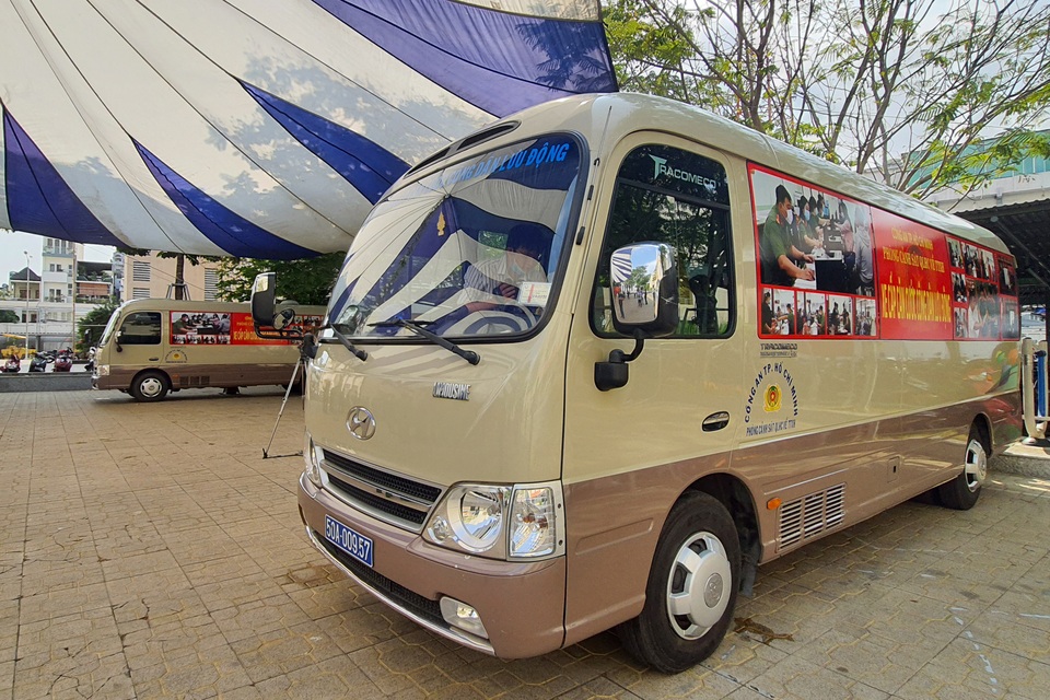 2 ô tô lưu động đi từng nhà cấp thẻ căn cước cho người già yếu - 1 2 ô tô lưu động đi từng nhà cấp thẻ căn cước cho người già yếu - 1