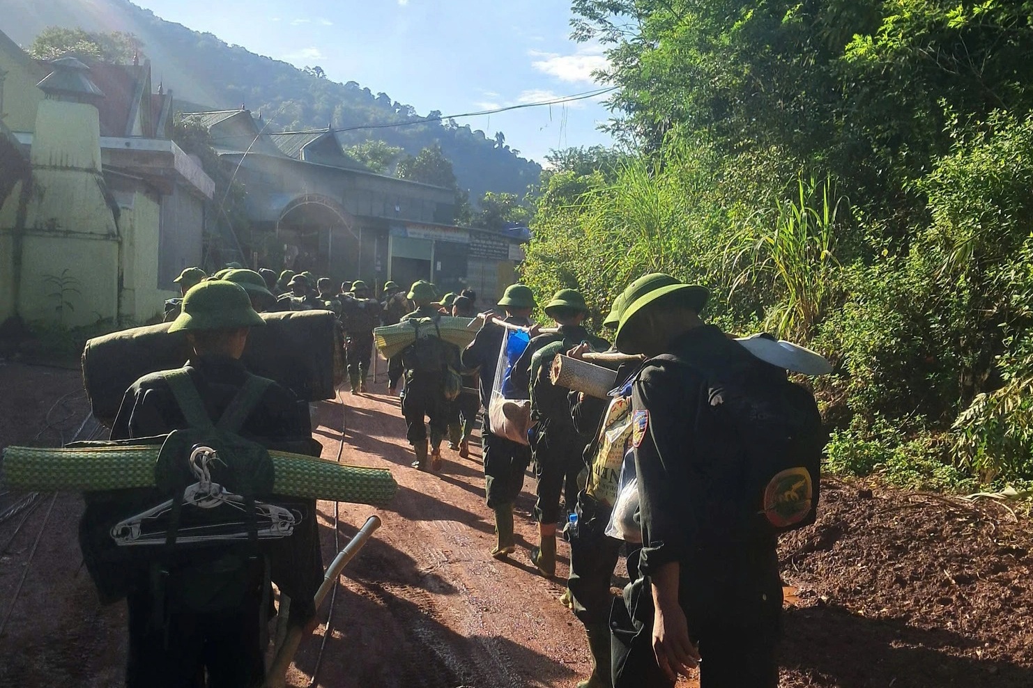 Trung úy công an lặng người trước cảnh nhà mình sau những ngày lo việc dân - 6 Trung úy công an lặng người trước cảnh nhà mình sau những ngày lo việc dân - 6