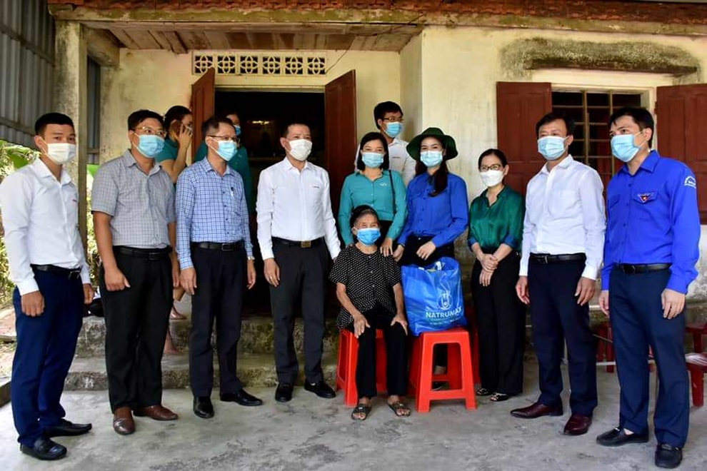 Hà Tĩnh: Dâng gần 6.000 đóa sen hồng lên các phần mộ liệt sĩ - 3 Hà Tĩnh: Dâng gần 6.000 đóa sen hồng lên các phần mộ liệt sĩ - 3