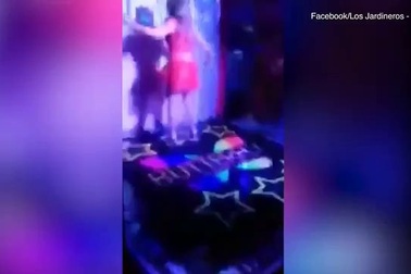 Kinh hoàng cảnh quán bar sập sàn