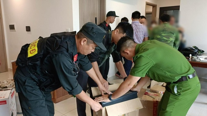 Tổ công tác kiểm tra, thu giữ vật chứng vụ án. Ảnh CACC