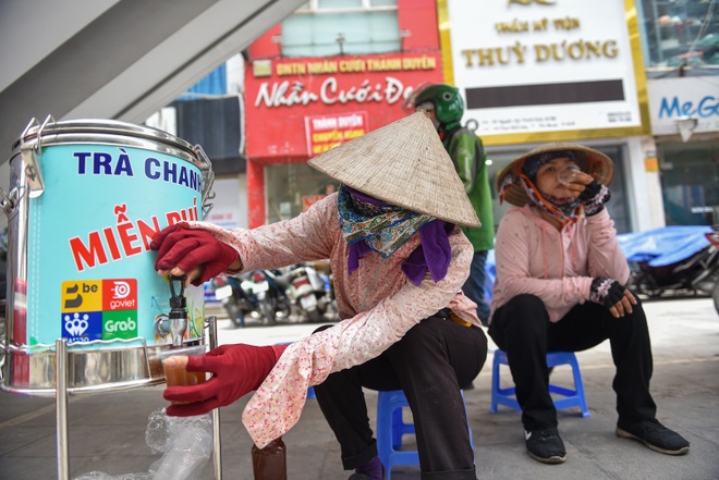 Hà Nội: Mát lòng trà chanh đá miễn phí giữa ngày nắng đỉnh điểm - 13 Hà Nội: Mát lòng trà chanh đá miễn phí giữa ngày nắng đỉnh điểm - 13