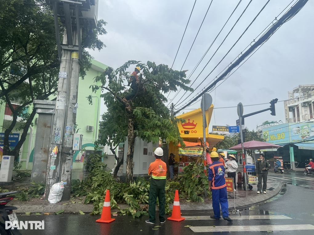 TPHCM mưa lớn từ sáng do ảnh hưởng hoàn lưu bão Kajiki - 4 TPHCM mưa lớn từ sáng do ảnh hưởng hoàn lưu bão Kajiki - 4