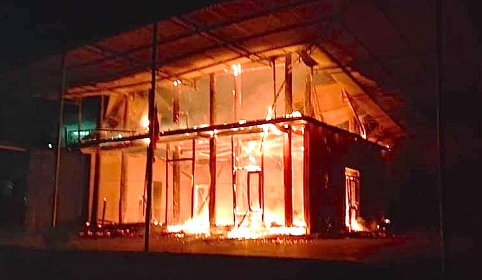 Vụ cháy xảy ra lúc rạng sáng, không có phương tiện cứu chữa, nên chỉ trong chốc lát, ngọn lửa thiêu trụi hoàn toàn. Vụ cháy xảy ra lúc rạng sáng, không có phương tiện cứu chữa, nên chỉ trong chốc lát, ngọn lửa thiêu trụi hoàn toàn.