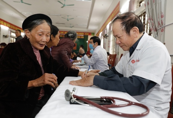 Khám bệnh cho người dân trên địa bàn xã Thanh Uyên.