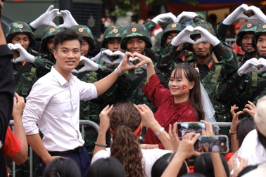 Cặp đôi cầu hôn khi đi xem diễu binh, chiến sĩ hô vang chúc mừng hạnh phúc