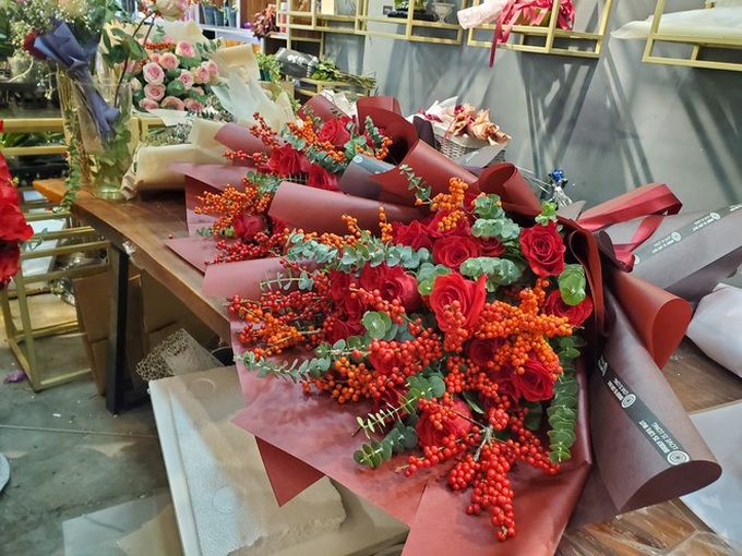 Bó hoa trăm bông hồng cháy hàng 20/10, dân buôn làm đến 2h sáng không hết việc - Ảnh 9. Bó hoa trăm bông hồng cháy hàng 20/10, dân buôn làm đến 2h sáng không hết việc - Ảnh 9.