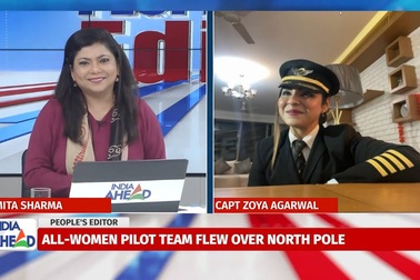 Cơ trưởng xinh đẹp Zoya Agarwal