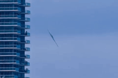 Siêu máy bay "bóng ma bầu trời" Mỹ lách qua tòa nhà cao tầng