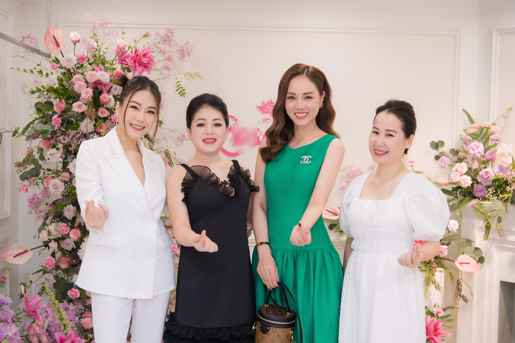 Vợ NSND Công Lý, ca sĩ Anh Thơ đọ nhan sắc với Hoa Hậu Tuyết Nga - 1 Vợ NSND Công Lý, ca sĩ Anh Thơ đọ nhan sắc với Hoa Hậu Tuyết Nga - 1