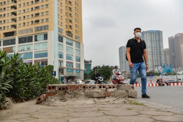 Hà Nội: Dựng rào, giăng dây, xây trụ bê tông để giữ vỉa hè
