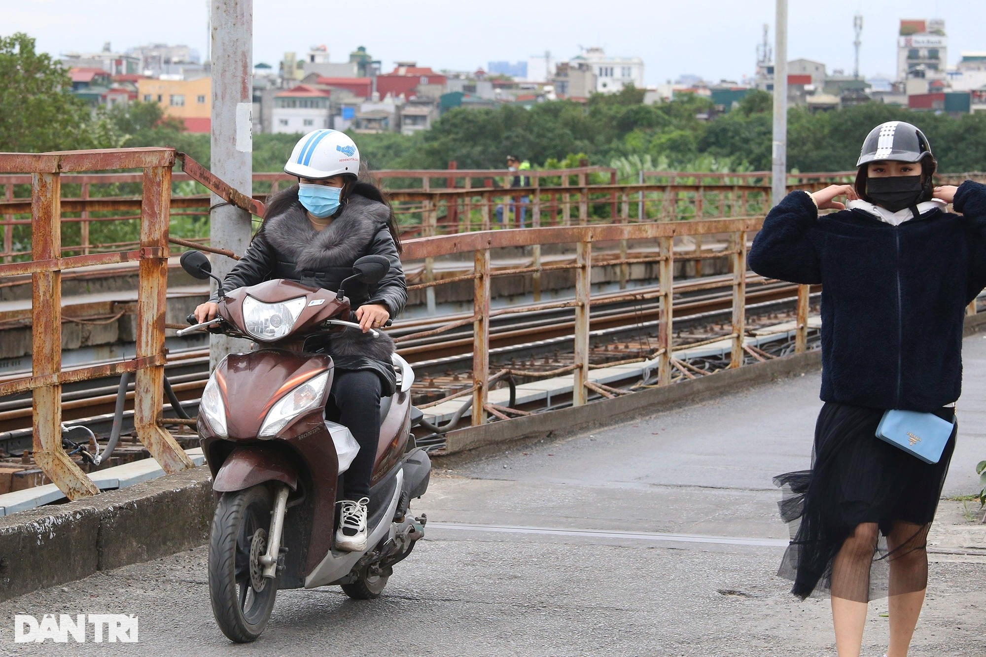 Hà Nội rét đậm, người ra đường phải nép sát nhau, mặc áo mưa tránh gió lạnh - 10 Hà Nội rét đậm, người ra đường phải nép sát nhau, mặc áo mưa tránh gió lạnh - 10