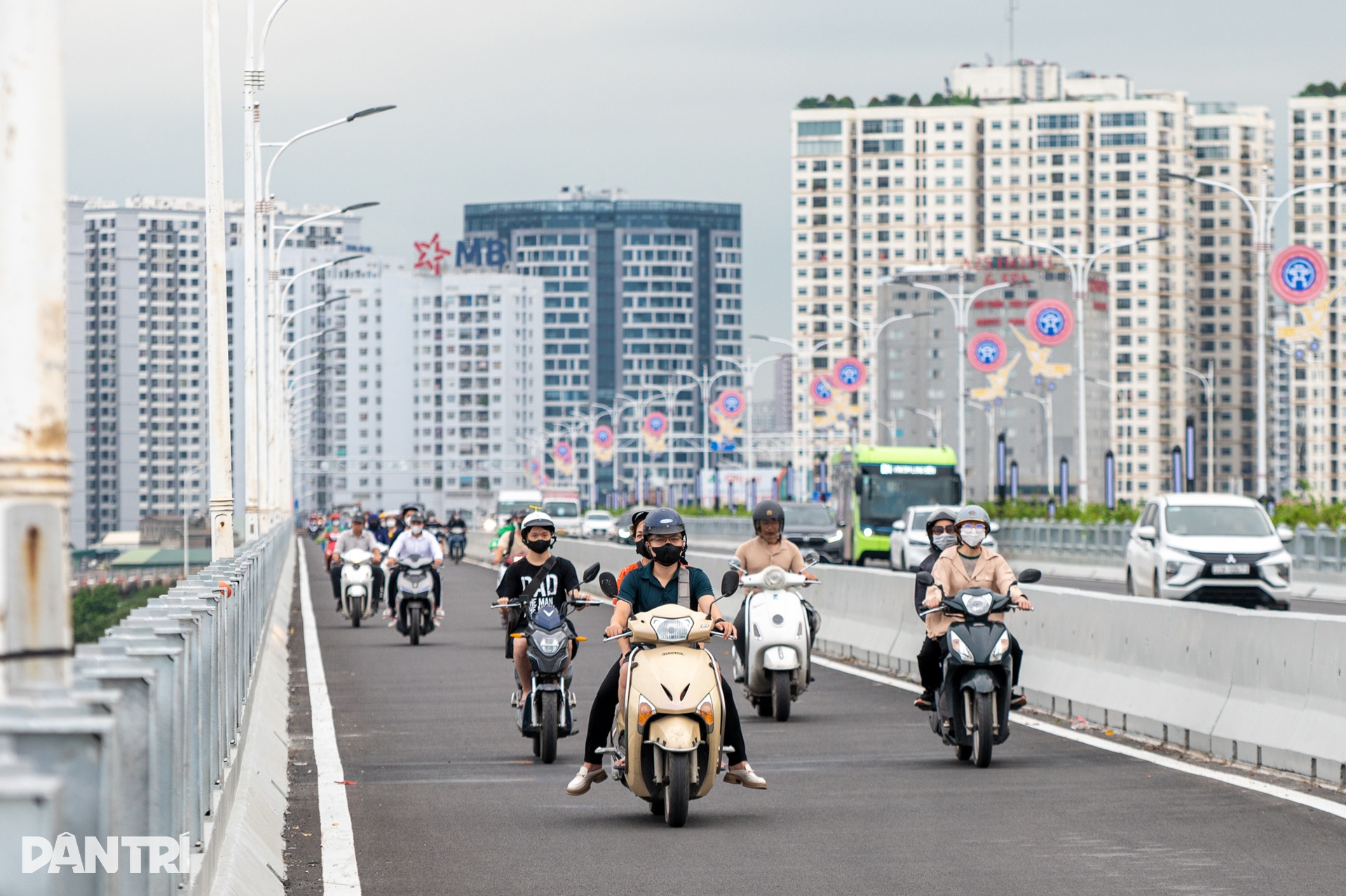 Một tuần sau thông xe giai đoạn 2, cầu Vĩnh Tuy không còn cảnh ùn tắc - 5 Một tuần sau thông xe giai đoạn 2, cầu Vĩnh Tuy không còn cảnh ùn tắc - 5